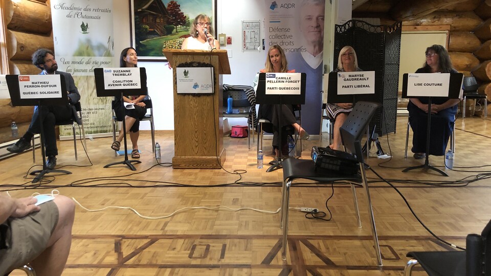 De gauche à droite : Mathieu Perron-Dufour (Québec solidaire), Suzanne Tremblay (Coalition avenir Québec), Camille Pellerin-Forget (Parti québécois), Maryse Gaudreault (Parti libéral du Québec) et Lise Couture (Parti conservateur du Québec).