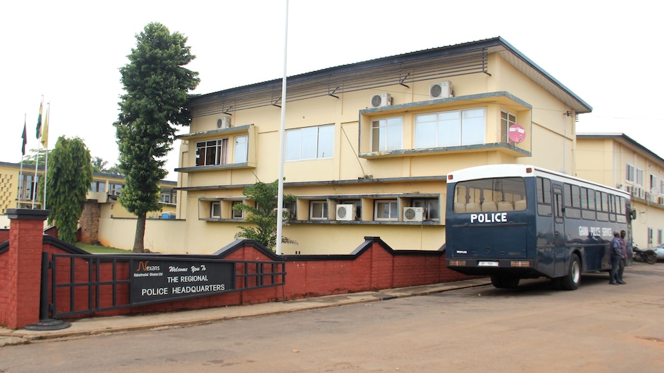 Un autobus est stationné à l'extérieur des locaux de la police régionale d'Ashanti, à Kumasi.