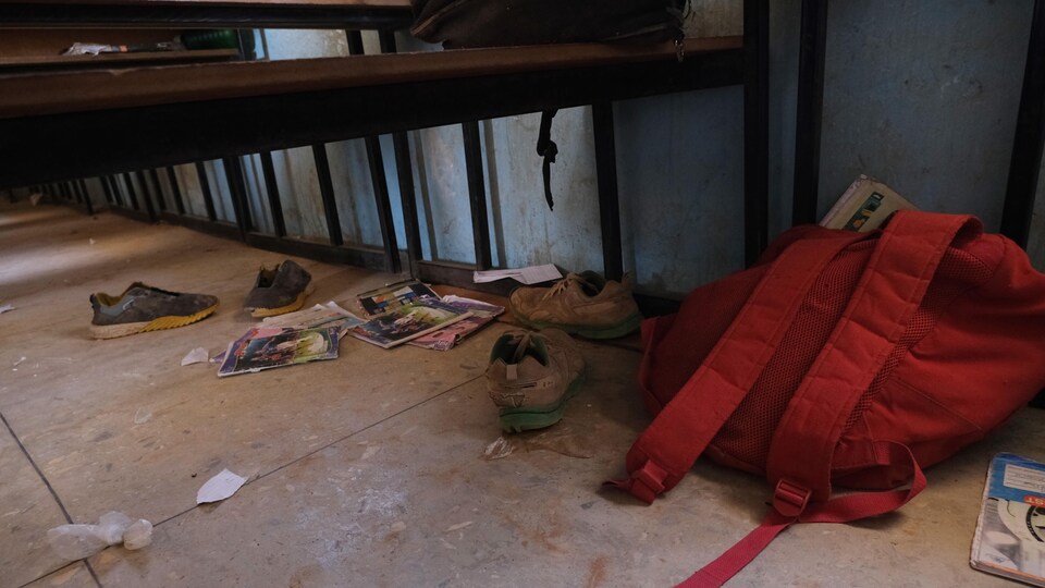 Des cartables et des objets sur le sol.