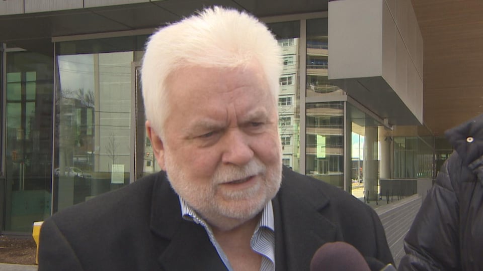 On voit le père de la victime, Ken Johnson, à la sortie des audiences à la cour du coroner de Toronto.