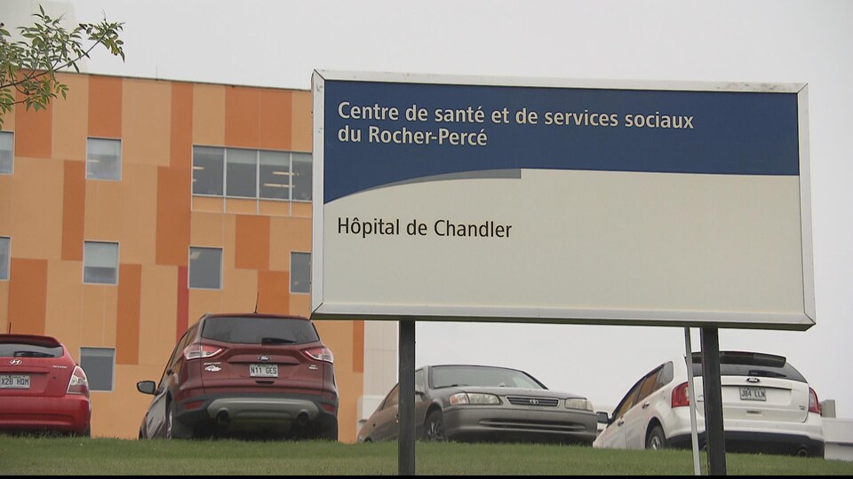 Enseigne de l'hôpital de Chandler installée devant l'édifice.