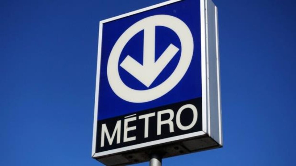 Une enseigne indiquant l'entrée d'une station de métro de Montréal.