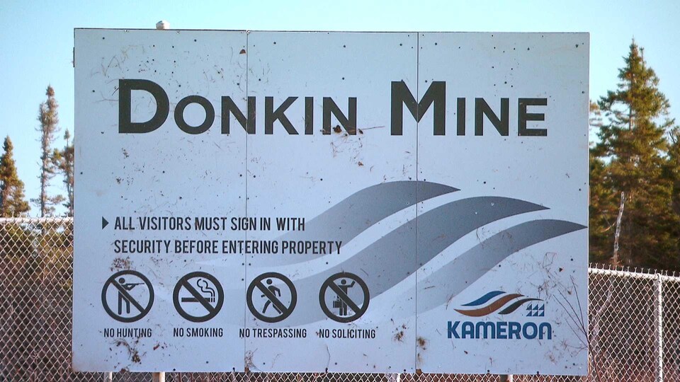 Enseigne sur la clôture entourant la mine Donkin.