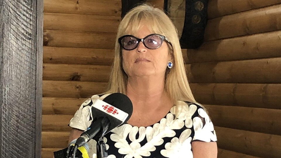 Portrait de Lili-Anne Tremblay lors d'une conférence de presse