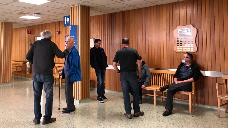 Des résidents de Saint-Georges attendant dans le hall du palais de justice.