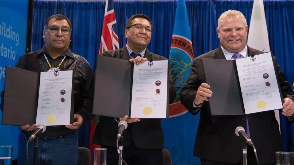 Le premier ministre de l'Ontario, Doug Ford, à droite, le chef Cornelius Wabasse, de la Première Nation de Webequie, à gauche, et le chef Bruce Achneepineskum, de la Première Nation de Marten Falls, au centre.