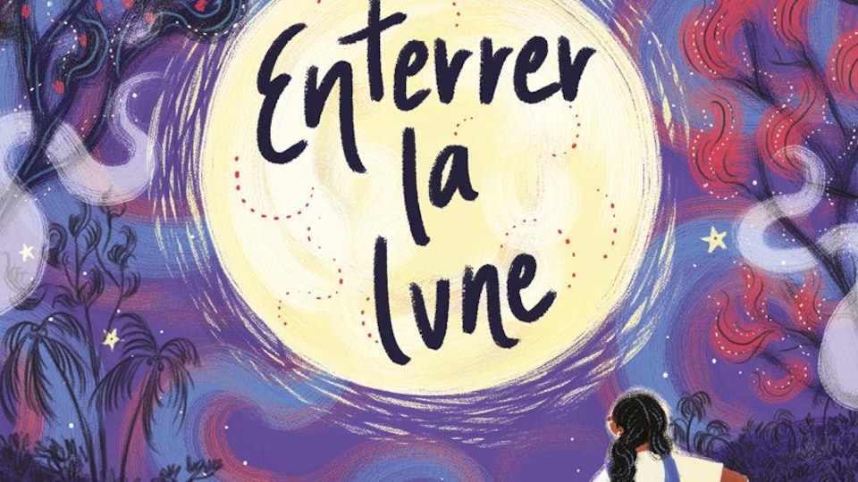 Couverture d'un livre où on y voit une jeune fille de dos, qui regarde la lune, une pioche à la main.