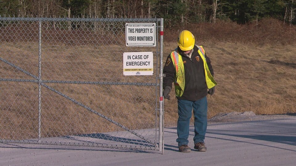 Un travailleur ferme la grille à l'entrée de la mine Donkin.