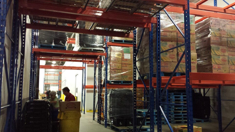 Volunteers at the new Moisson Québec warehouse. 