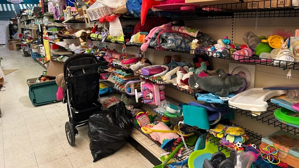 Un étalage de jouets et une poussette. 