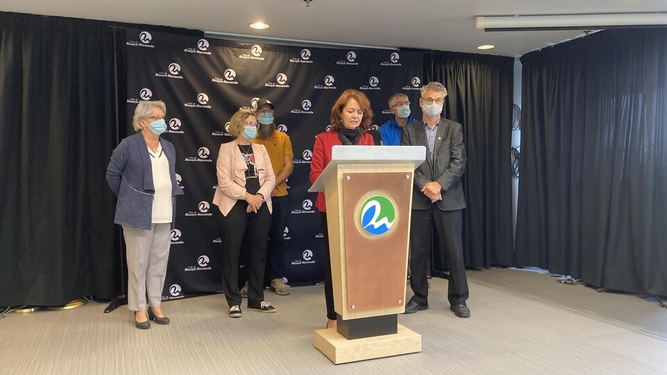La mairesse Diane Dallaire entourée de conseillères et de conseillers lors d'une conférence de presse à Rouyn-Noranda.