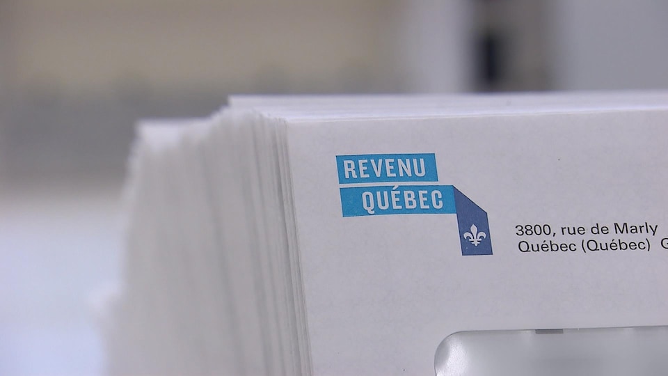 Des enveloppes sur lesquelles apparaît le logo de Revenu Québec.