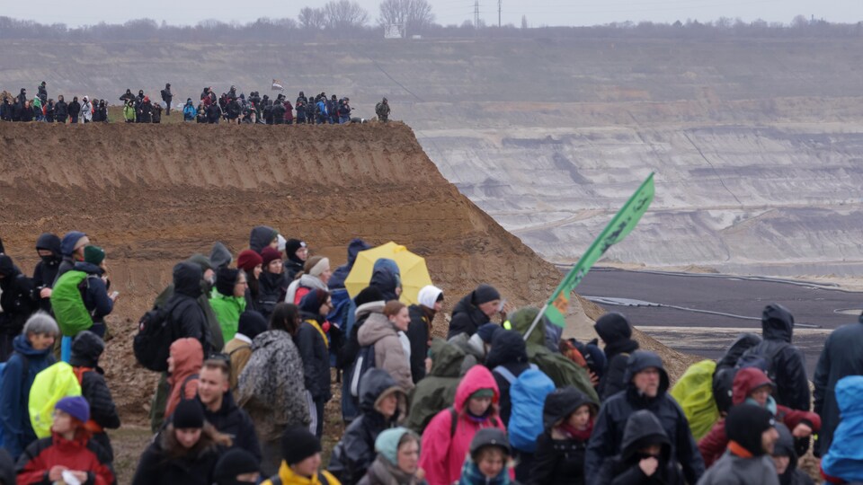 Des manifestants devant une mine de charbon à ciel ouvert.