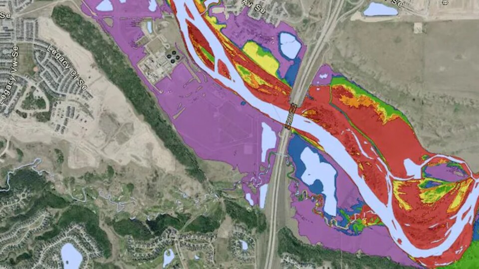 Une carte colorée montre les zones inondables d'un secteur de la ville de Calgary.