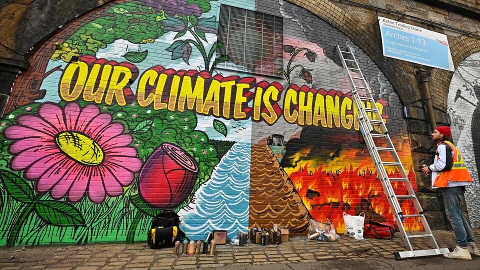 Une murale sur laquelle on peut lire : Our climate is changing.