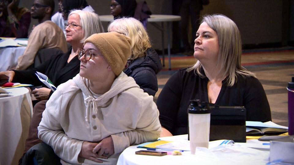 Des membres sont assis lors de l'assemblée générale, le 23 mars 2023. 