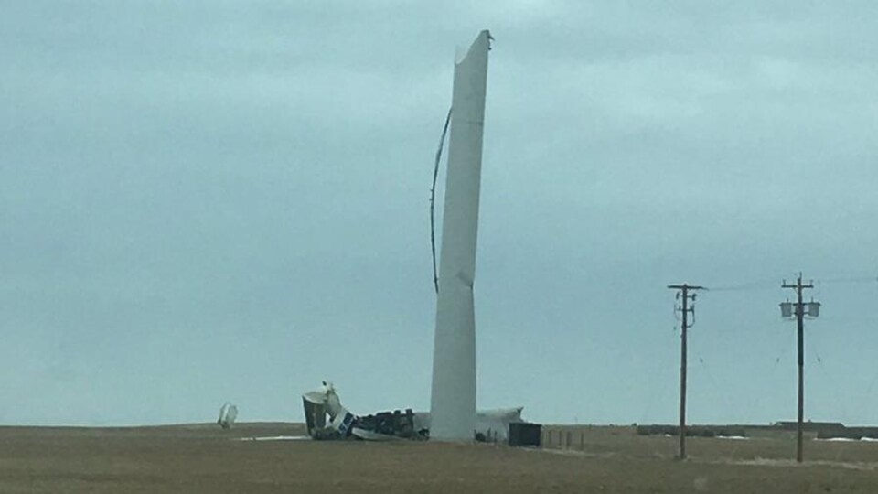 Les vents violents ont fauché cette éolienne à Grand Étang au Cap-Breton