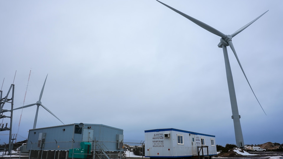 Deux éoliennes vues de près, le 29 mars 2021