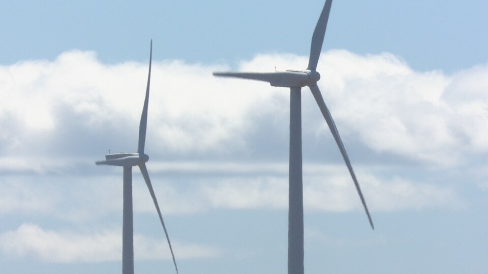 Deux éoliennes.