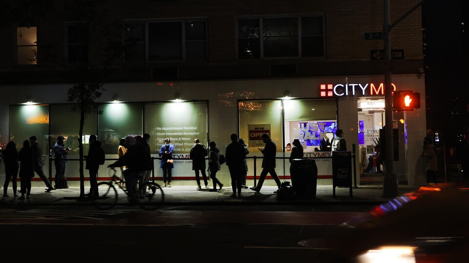 Des citoyens font la file devant une clinique à New York pour un test de COVID-19.