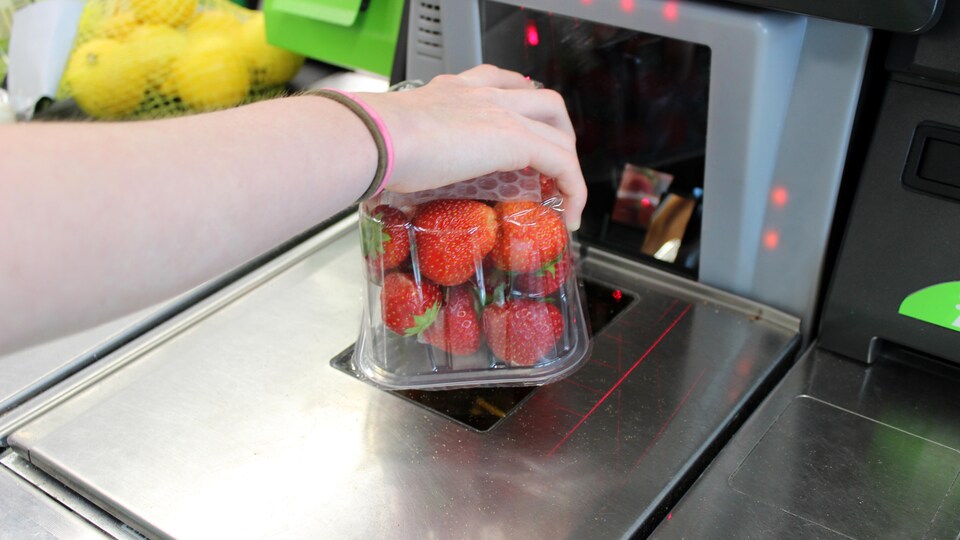 Caisse en libre-service dans une épicerie