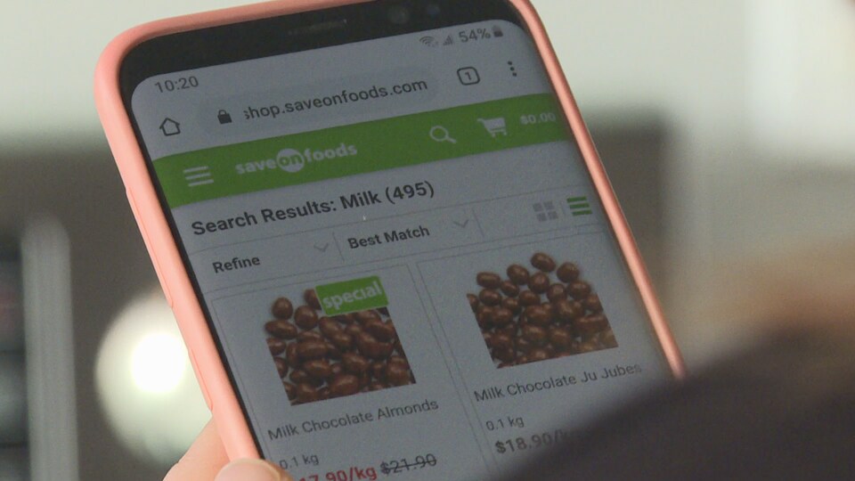 Un client sélectionne des produits sur l'écran de son téléphone.