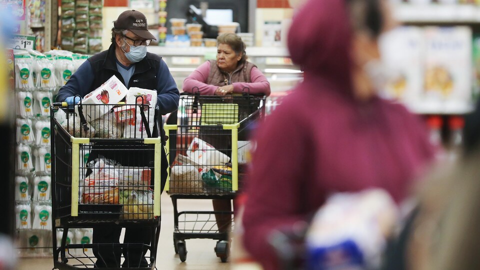 Des clients dans une épicerie.