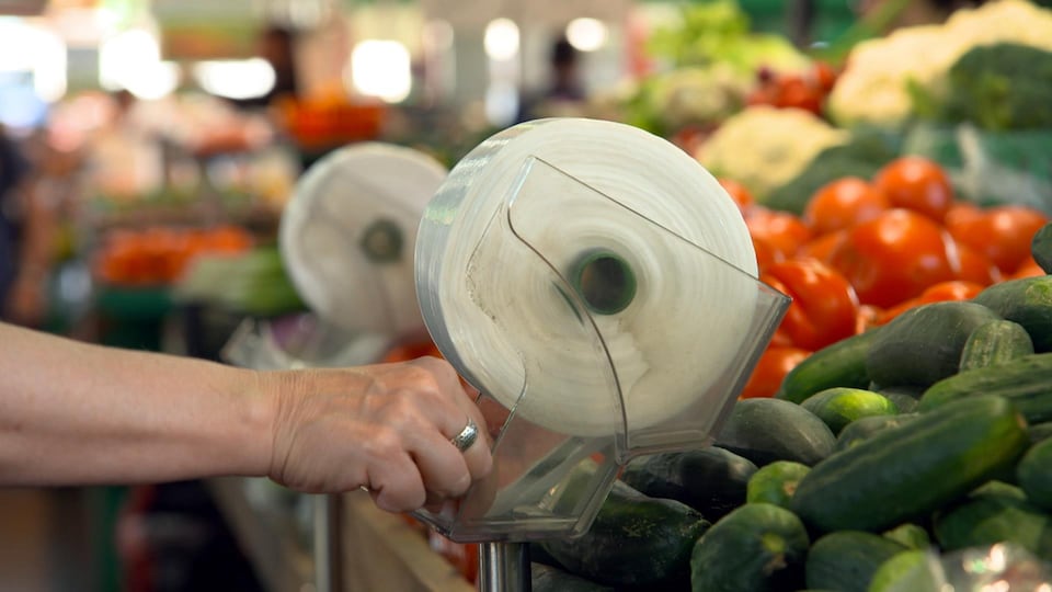 Un rouleau de sacs à légumes dans une épicerie