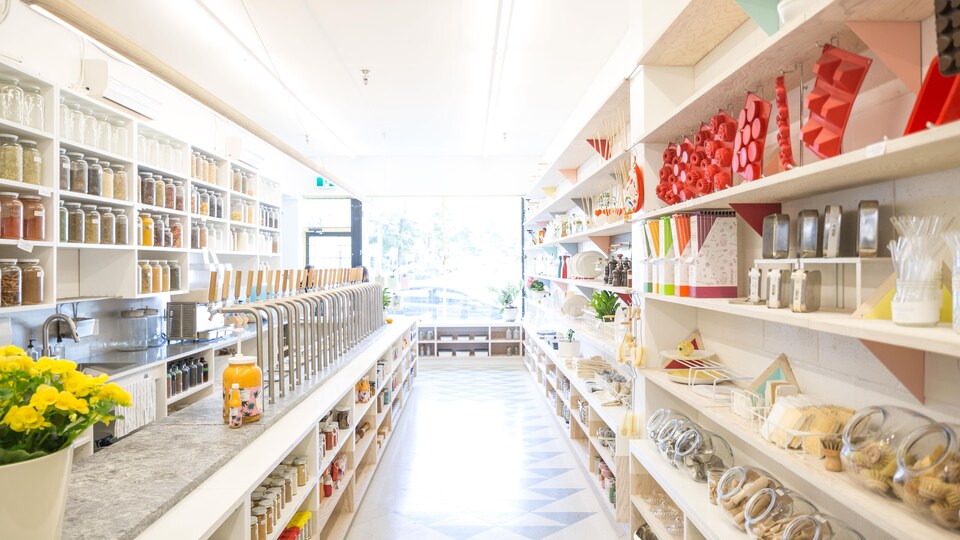 Photo de l'intérieur du magasin; avec des étagères remplies