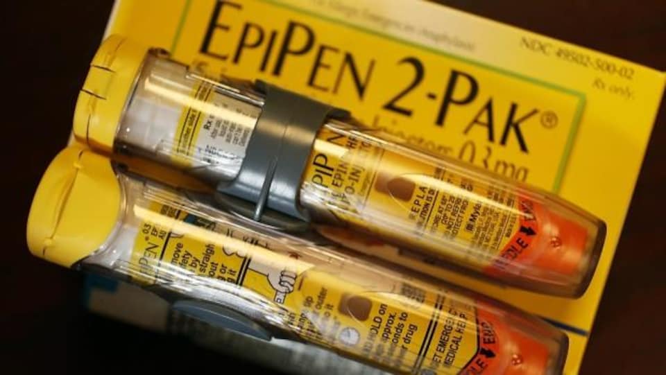 Un auto-injecteur d'épinéphrine de type EpiPen 