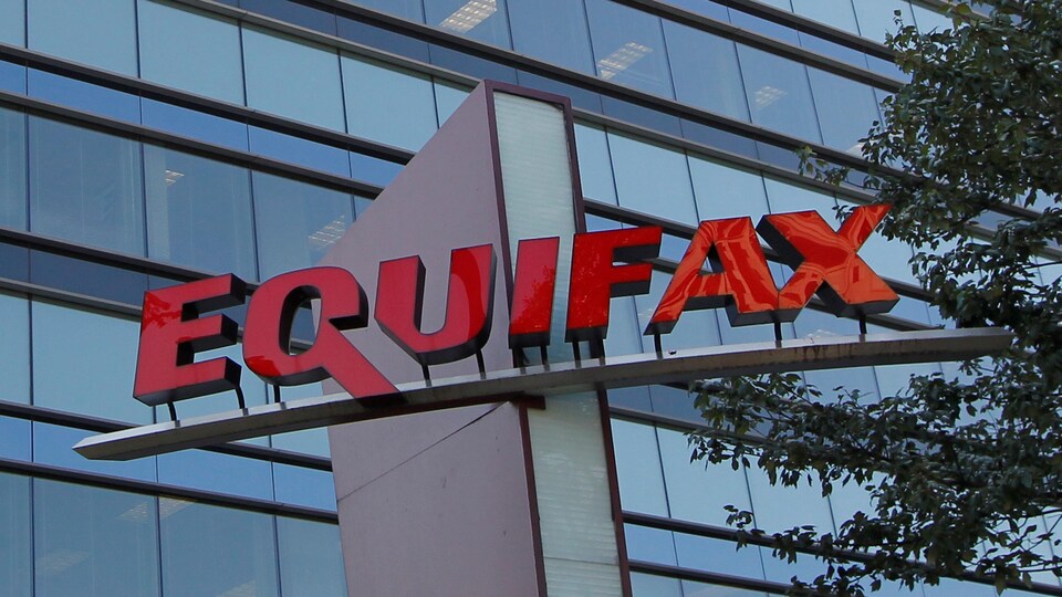L'enseigne Equifax avec un immeuble en verre en arrière plan.