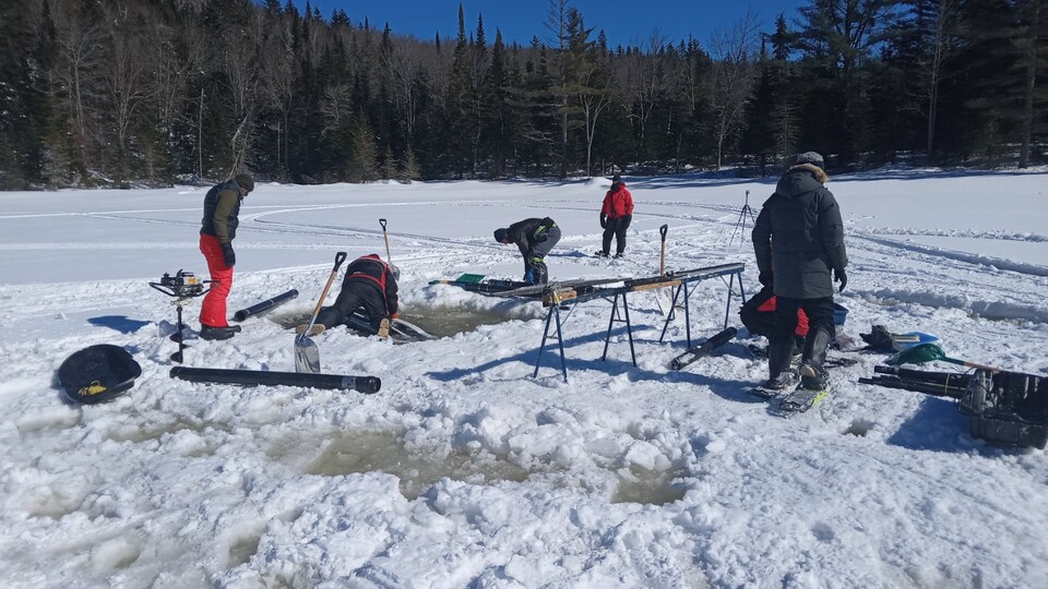 Plusieurs personnes sur un lac gelé