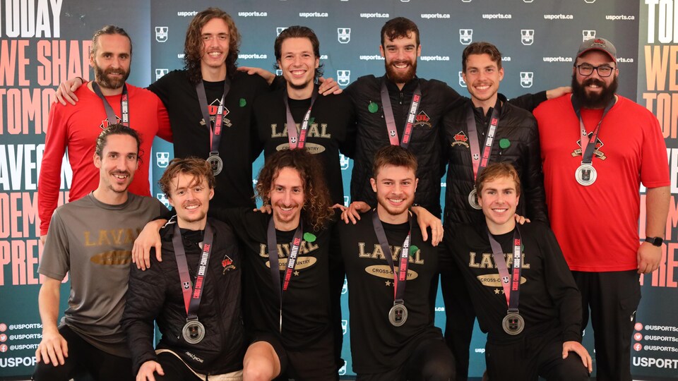 L'équipe masculine de cross-country de l'Université Laval prend la pose pour une photo groupée.