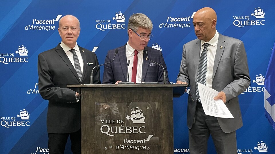 Le chef d'Équipe priorité Québec est entouré des conseillers Eric Ralph Mercier et Stevens Melançon.