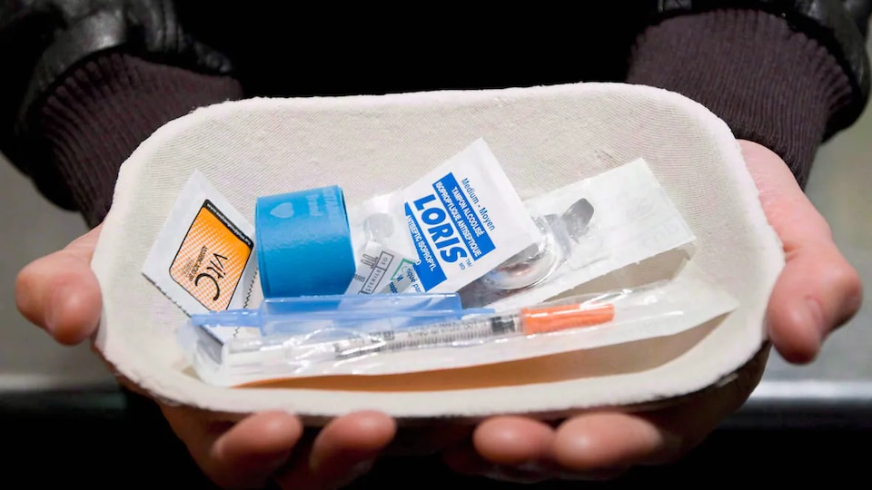 Un panier contenant le matériel requis pour une injection, offert au centre d'injection supervisée Insite, à Vancouver. 