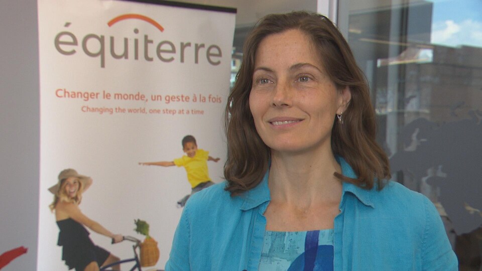 Colleen Thorpe devant une affiche d'Équiterre.