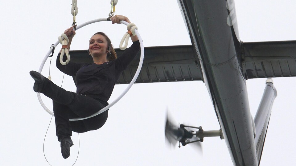 Photo d'Erendira Wallenda assise sur un cerceau suspendu à un hélicoptère.