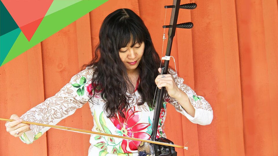 une musicienne joue du erhu.