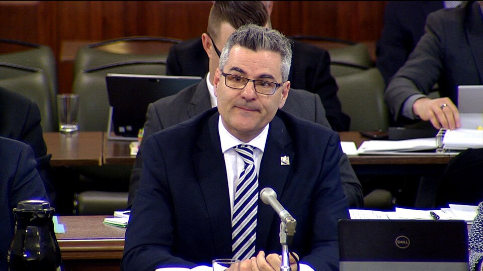Le ministre Éric Caire prend la parole lors de l’étude des crédits budgétaires à l’Assemblée nationale.