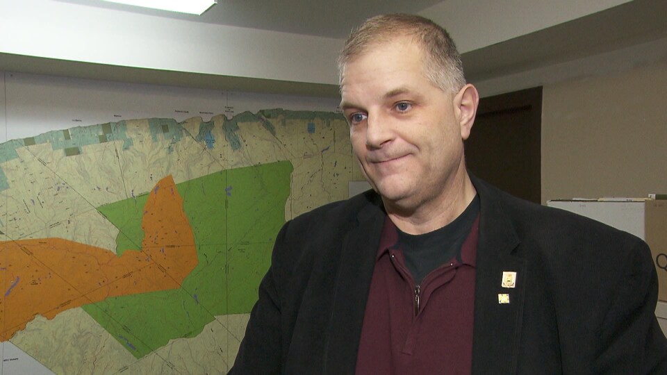 Éric Dubé lors d'une entrevue avec Radio-Canada.