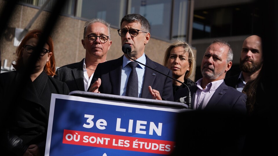 Éric Duhaime a tenu une conférence de presse devant les bureaux du ministère des Transports à Québec.