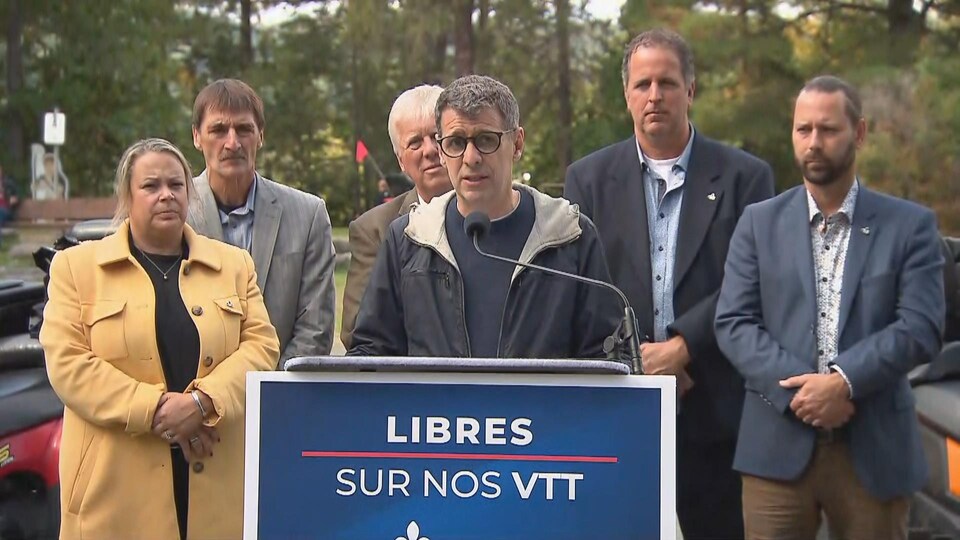 Éric Duhaime entouré de candidats de la Mauricie et du Centre-du-Québec.