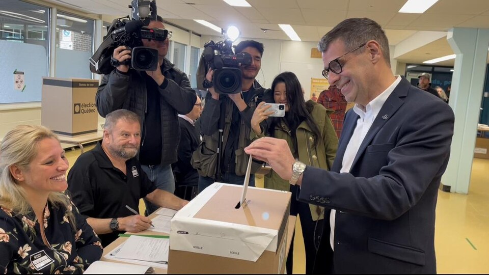 Éric Duhaime glisse son bulletin de vote dans une boîte. 