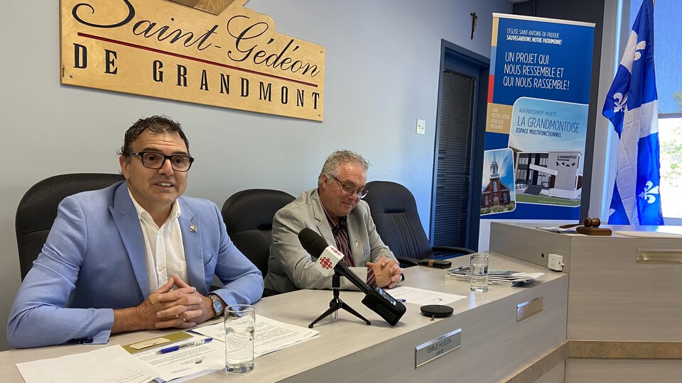 Les deux élus assis à une table dans la salle du conseil municipal de Saint-Gédéon.