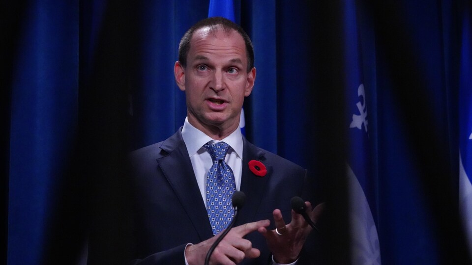 Eric Girard dans la salle de presse de l'Assemblée nationale.