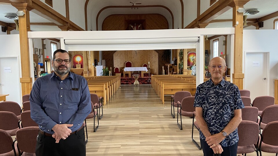 Deux hommes debout dans une église