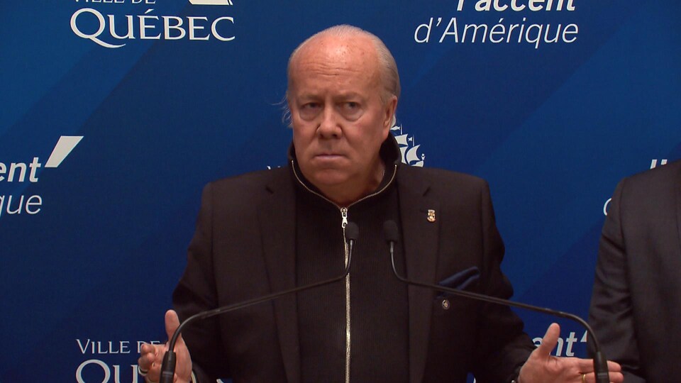 Éric Ralph Mercier lors d'un point de presse à l'hôtel de ville de Québec.