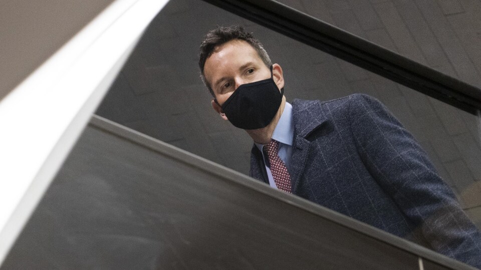 Vue d'Éric Salvail en contre-plongée.