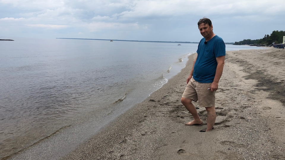 Des piétons s’enlisent sur la plage à SaintHenrideTaillon RadioCanada.ca