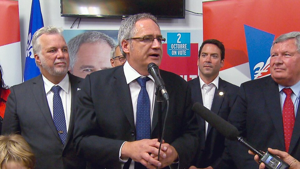 Éric Tétrault lors d'un point de presse